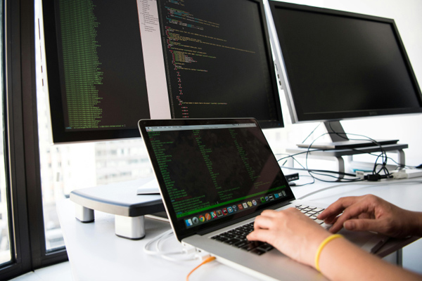 以軍公布哈馬斯前領導人辛瓦爾遺體現場：身邊有兩疊現鈔:金屬制品廠
