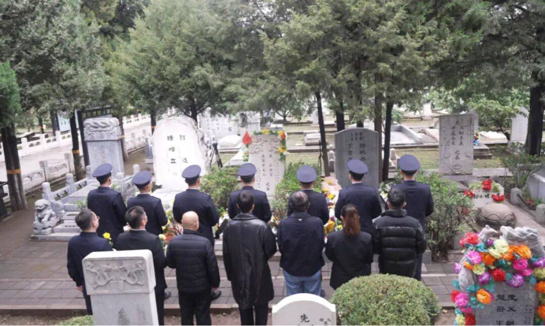 于和偉向吳石烈士敬獻鮮花:金屬制品廠
